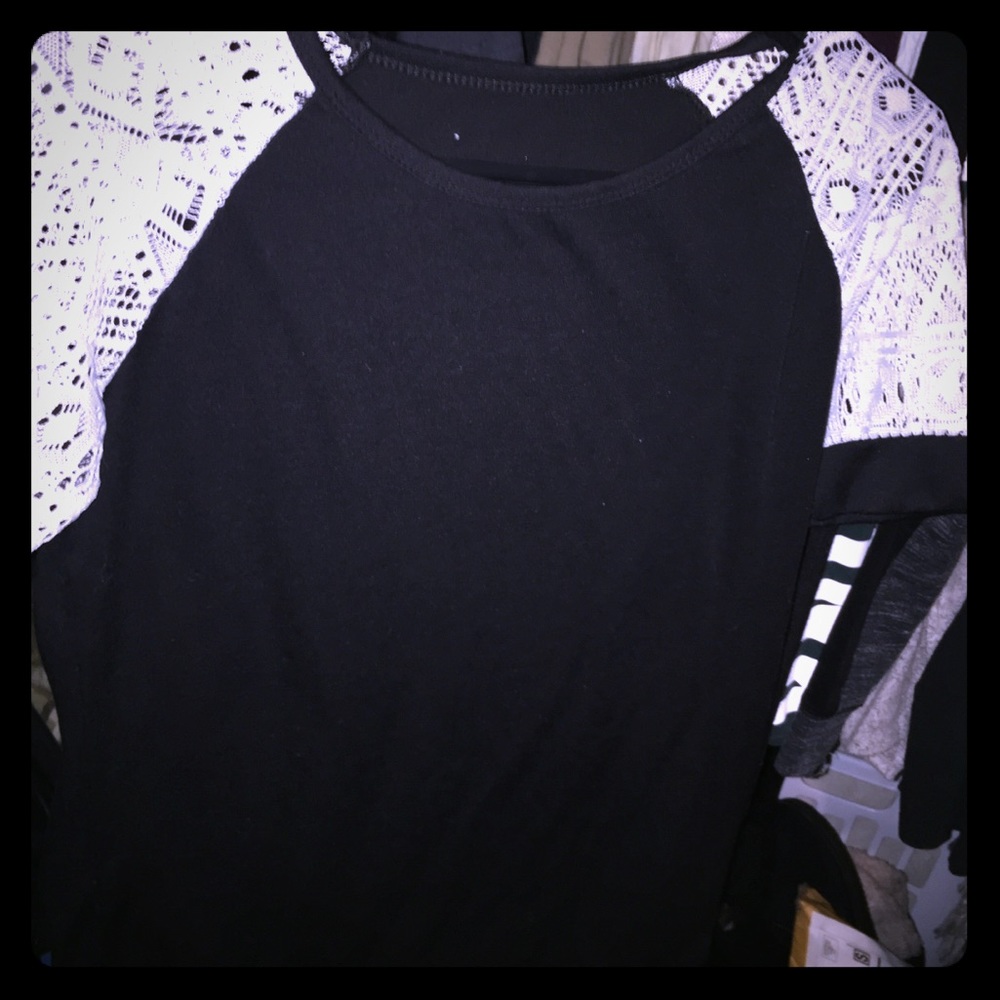 Super cute top with lace sleeves